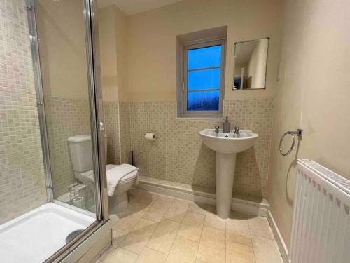 Ванна кімната в Modern Home - Free Parking - Contractors Welcome