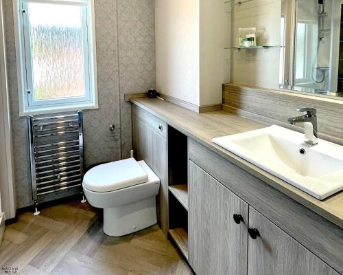 La salle de bains est pourvue de toilettes et d'un lavabo. dans l'établissement Macaw Lodge, à Malton