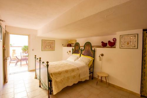 ein Schlafzimmer mit einem Bett in einem Zimmer in der Unterkunft Casa Pein in Carloforte