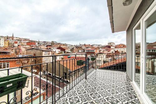 Studio Flat with Terrace in Balat, Fatih