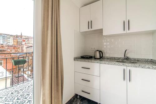 Kuchyň nebo kuchyňský kout v ubytování Studio Flat with Terrace in Balat, Fatih