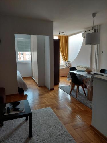 uma sala de estar com uma cozinha e uma sala de jantar em Sonata em Belgrado