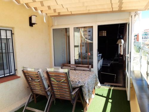Ático centrico, 50m del mar, vista al mar y Peñon, gran terraza, parking, bicycle-friendly
