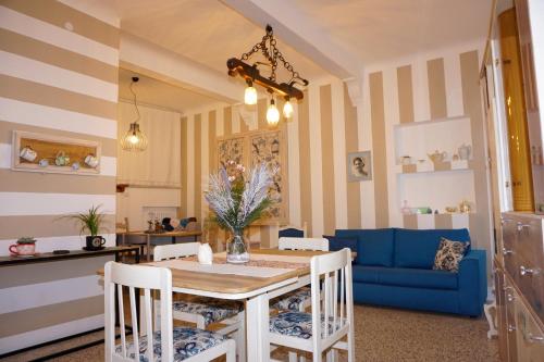 Il comprend une cuisine et un salon avec une table et un canapé bleu. dans l'établissement La Casa di Zia Argia, à Montegiorgio