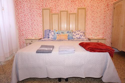 - une chambre avec un lit et 2 livres dans l'établissement La Casa di Zia Argia, à Montegiorgio