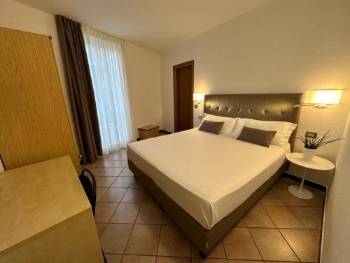 Un dormitorio con una cama grande en una habitación. en Albergo Franzone, en Tovo San Giacomo