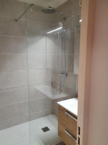 une salle de bain avec une douche avec une porte vitrée dans l'établissement Appartement(4-6 pers) Superbe vue mer, Rés. Les RIVES DE LA FAVIERE, à Bormes-les-Mimosas