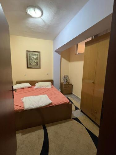 Dormitorio pequeño con cama y armario en Ervis beach apartment 5 minutes walking apartment-beach ONLY 2 NIGHS ORE MORE, en Durrës