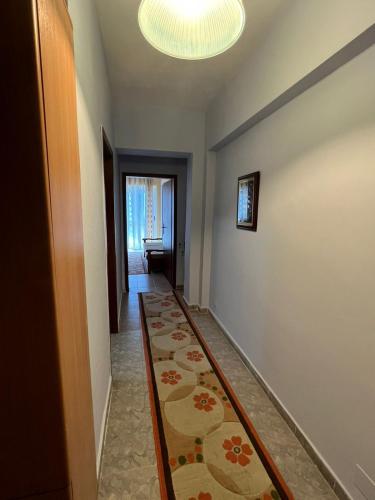 pasillo con alfombra en el suelo y techo en Ervis beach apartment 5 minutes walking apartment-beach ONLY 2 NIGHS ORE MORE, en Durrës