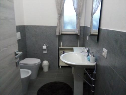 La petite salle de bains est pourvue d'un lavabo et de toilettes. dans l'établissement Casa Anglona, à Perfugas