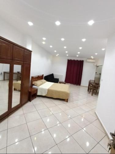 1 dormitorio con 1 cama, 1 mesa y 1 silla en Résidence Amel, en Aïn El Turk