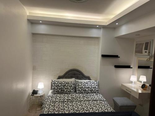 a bedroom with a bed and two lamps in it at The Pearl - Venice Luxury Residences McKinley in Manila