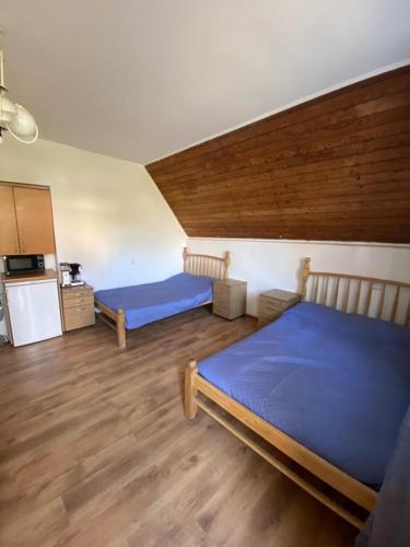 Una cama o camas en una habitación de RestMax