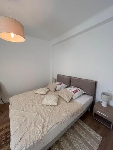 - une chambre blanche avec un lit et des oreillers dans l'établissement CASA TROTTEL 2, à Ajaccio