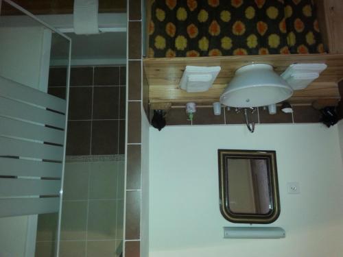 a bathroom with a mirror and a ceiling at Le Havre de Bennecourt in Bennecourt