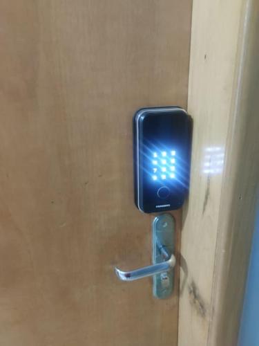 a blue light on a door with a handle at AP inteiro+menor preço+ar condicionado in Goiânia