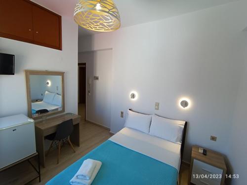 1 dormitorio con cama, escritorio y espejo en Imeros en La Canea