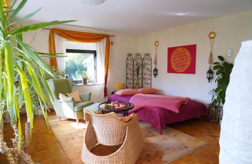 um quarto com uma cama, uma mesa e cadeiras em Ferienwohnung im Haus Lotus mit großem Balkon und Garten em Bad Urach