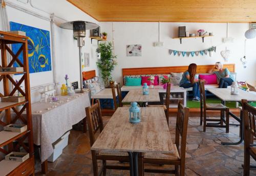 zwei Frauen an Tischen in einem Restaurant in der Unterkunft Casa rural Cal Gasso in El Poble Nou del Delta