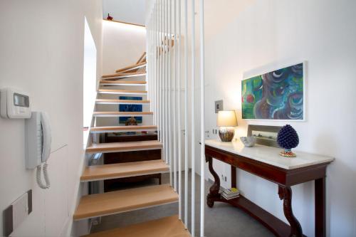 uma escada numa casa com uma mesa e uma secretária em Home 29 Taormina City Center em Taormina