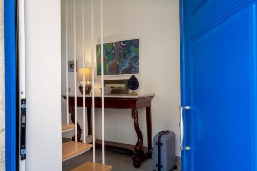 um quarto com uma mesa e um quadro na parede em Home 29 Taormina City Center em Taormina
