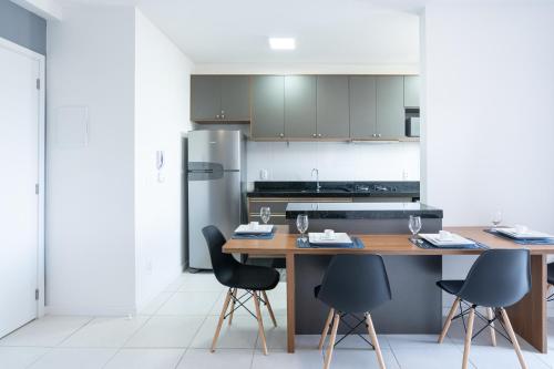 ครัวหรือมุมครัวของ Apartamentos completos a 15min BETO CARREIRO com WI-FI CHURRASQUEIRA em CONDOMÍNIO com PISCINA portaria 24h Ideal para família