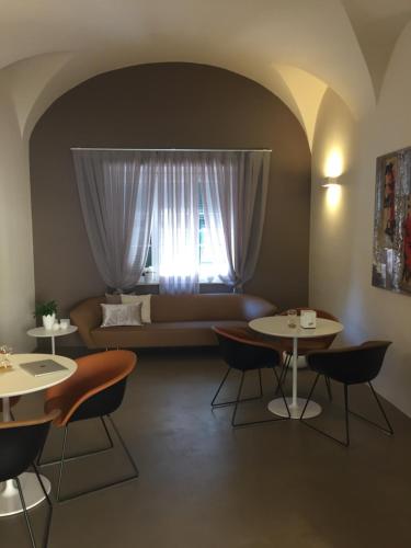 ein Wohnzimmer mit 2 Tischen und einem Sofa in der Unterkunft Albergo Franzone in Tovo San Giacomo