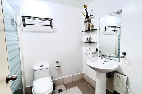 BGC 1BR Near SM Aura & Restaurant with Free Wi-Fi