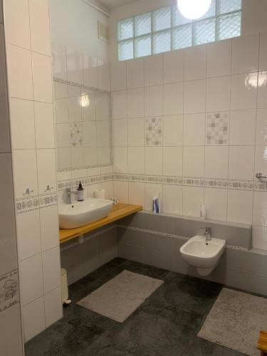 y baño con lavabo y aseo. en Apartament Pereca en Wroclaw