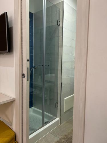 eine Dusche mit Glastür im Bad in der Unterkunft Prestige in Neapel