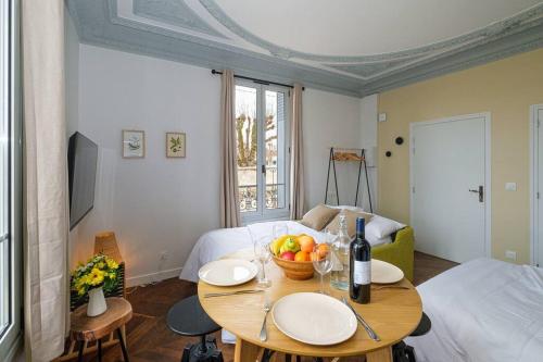 Cette chambre comprend une table avec un bol de fruits. dans l'établissement Villa Forestière Studio Le Châtaignier, à Quincy-Voisins