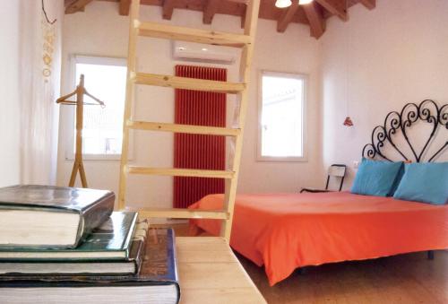 布拉諾的住宿－Casa arancione a Burano，一间卧室配有一张双层床和梯子
