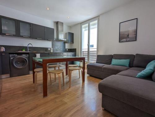 un salon avec une table et un canapé dans l'établissement Sleep in Montpellier, Albert, centre, gare, 4 ch, Tram L1, 2, 3 & 4, à Montpellier