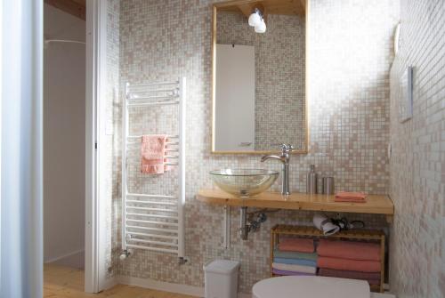 y baño con lavabo y espejo. en Casa arancione a Burano, en Burano