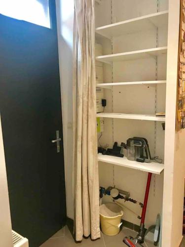 une pièce avec une cuisine avec des étagères et une porte dans l'établissement maison vieux Lille, à Lille