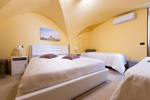 a bedroom with two beds in a room at La casa di Alice in Cisternino