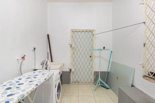 lavadero con lavadora y ducha en Rose View Apartment en Montego Bay