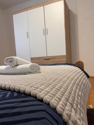 Ένα ή περισσότερα κρεβάτια σε δωμάτιο στο Vito apartments