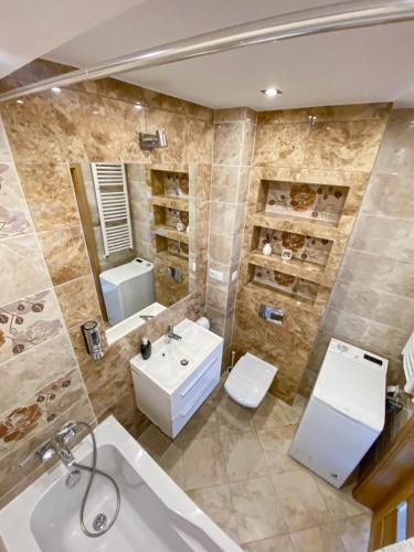 Ένα μπάνιο στο Glass Tower Apartament