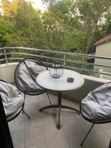 a small table and two chairs on a balcony at Apartmani PENAVIĆ in Makarska