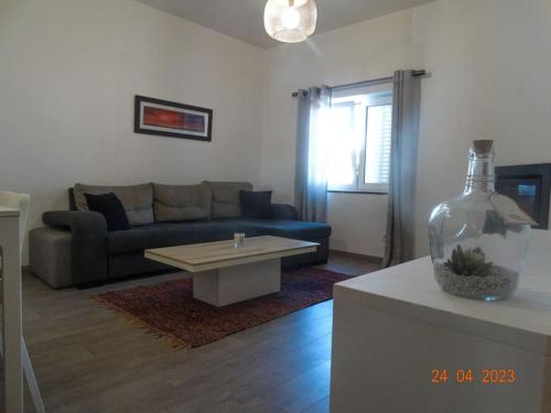 sala de estar con sofá y mesa en Villa Andorinha en Portimão