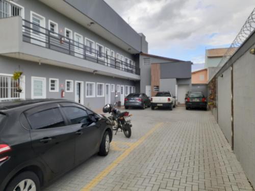 a car parked in a parking lot next to a building at Loft4 COMPLETO AR CANAIS ASSINAT GARAGEM INTERNET prox Aparecida e Industrias in Pindamonhangaba
