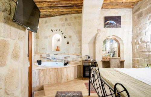 TV a/nebo společenská místnost v ubytování Uzay Cave Suite Hotel