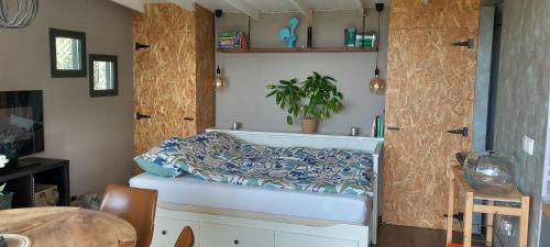 Una habitación con una cama con una planta. en Cabin Quinta Pomar Do Pontido, en Cabeceiras de Basto