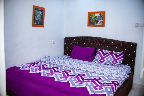 En eller flere senger på et rom på Stylish 1-Bed-Apt With 24hrs Power + Fast Wi-Fi