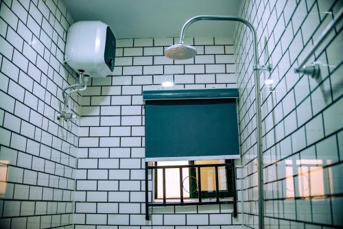 een badkamer met een wastafel, een spiegel en witte tegels bij Stylish 1-Bed-Apt With 24hrs Power + Fast Wi-Fi in Lagos
