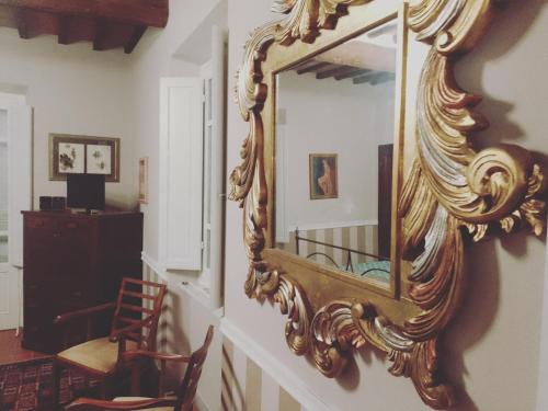 een spiegel aan een muur in een kamer bij Villa Marinsky Pietrasanta , Lucca in Pietrasanta
