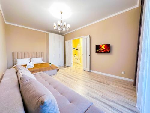 アスタナにあるWelcome to Asyl Muraのソファとテーブルのあるリビングルーム