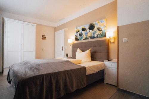 Un pat sau paturi într-o cameră la Gästehaus Astrids Strandmuschel
