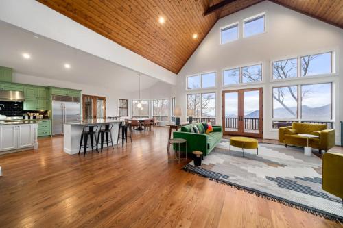 cocina y sala de estar con muebles y ventanas verdes en The Morningside Lodge in Bear Lake Reserve, en Tuckasegee